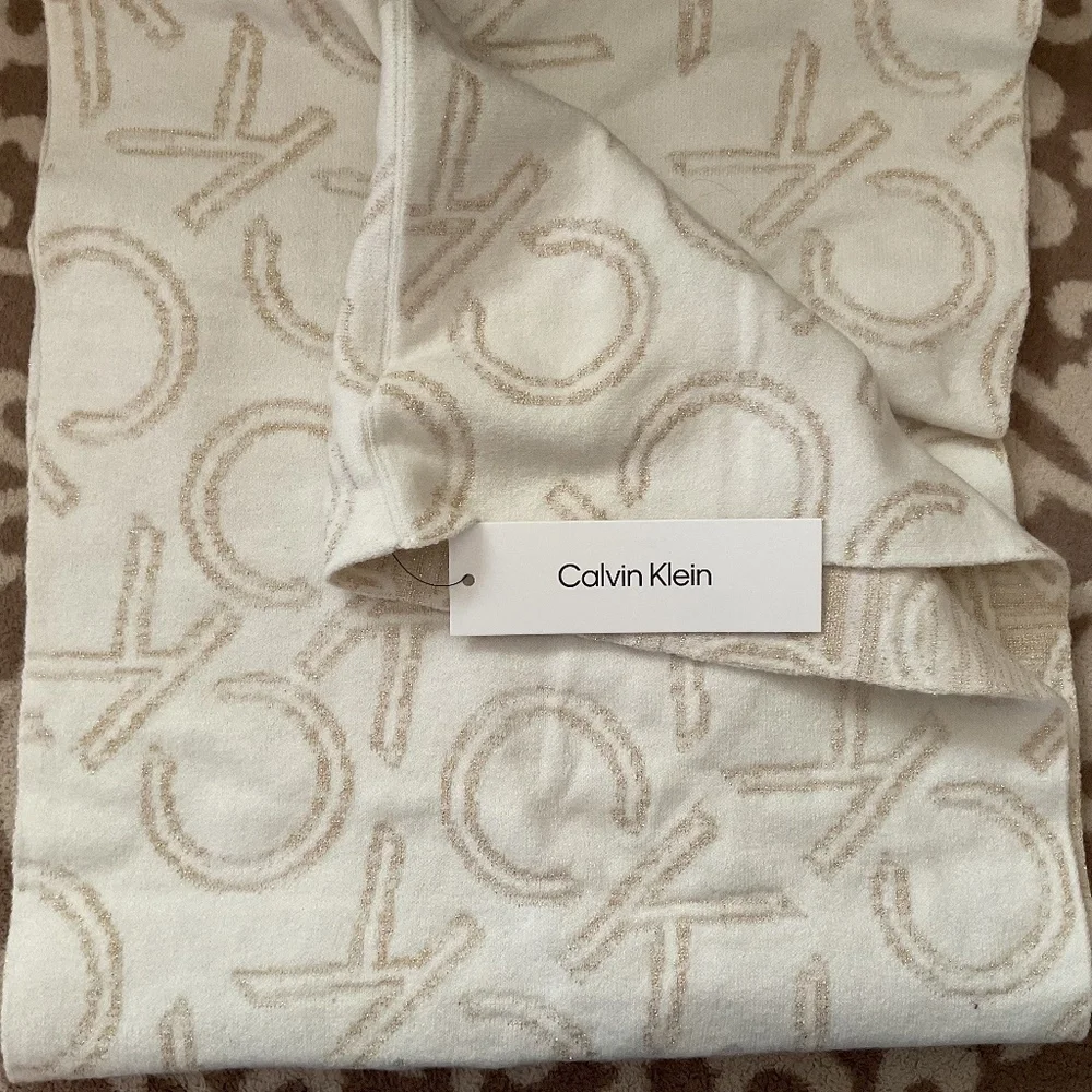 NWT CALVIN KLEIN LIGHT CREAM SNUD SCARF